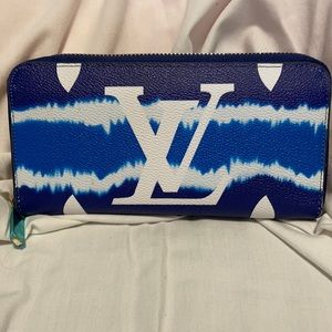 New, designer inspired. Zipper wallet.